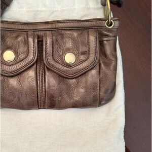 MARC MARC JACOBS SMALL EMBOSSED BROWN LEATHER HANDBAG.